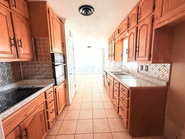 320 Arthur Street, Tulia, TX 79088