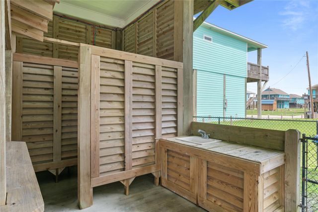 982 S Redfish, Crystal Beach, TX 77650