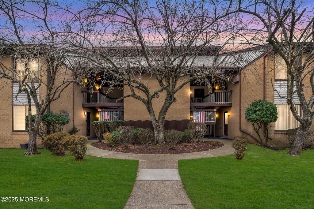 55 Amberly Drive G, Manalapan, NJ 07726