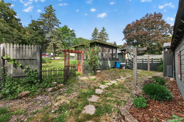 517 Sidney Street E, Saint Paul, MN 55107