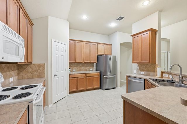 9125 Rainland Court, Arlington, TX 76002