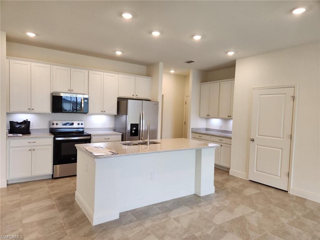 4008 7th ST SW, LEHIGH ACRES, FL 33976 — photo 2