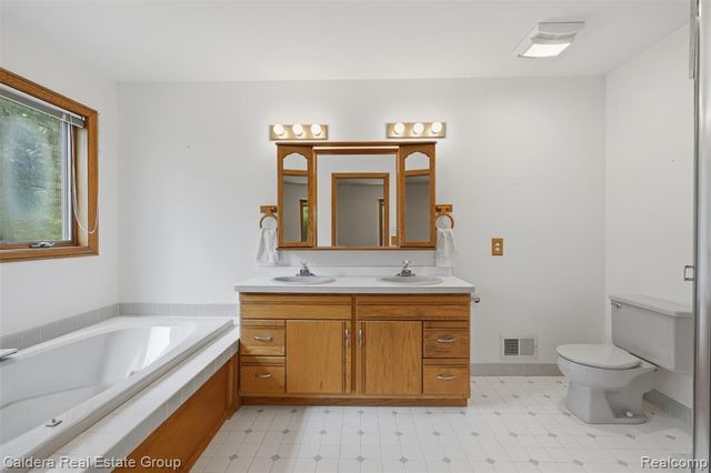 8636 Hidden Lake Drive, Howell, MI 48855