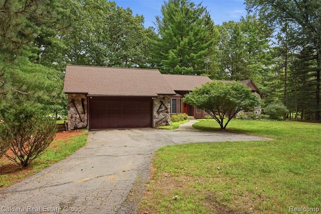 8636 Hidden Lake Drive, Howell, MI 48855