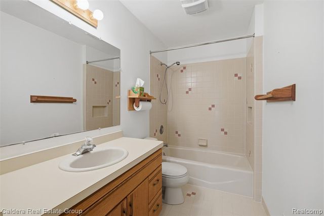8636 Hidden Lake Drive, Howell, MI 48855