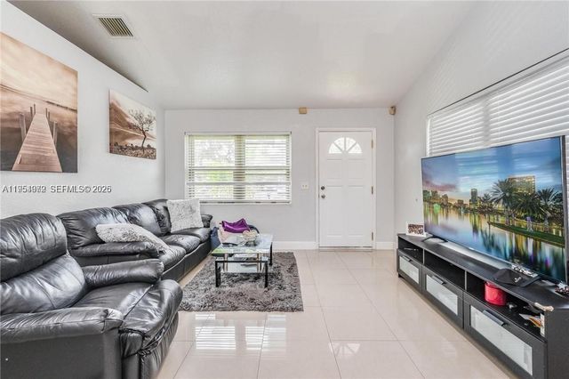 4542 SW 25th Ave 1, Dania Beach, FL 33312