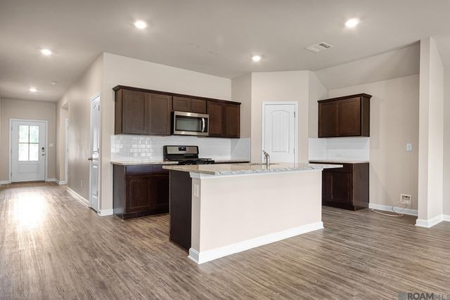 35517 Grovemont Dr, Walker, LA 70785