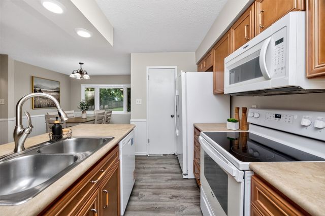832 12th Street, West Des Moines, IA 50265