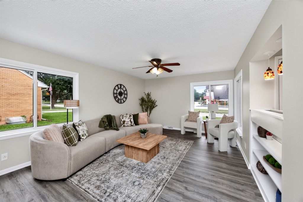 832 12th Street, West Des Moines, IA 50265