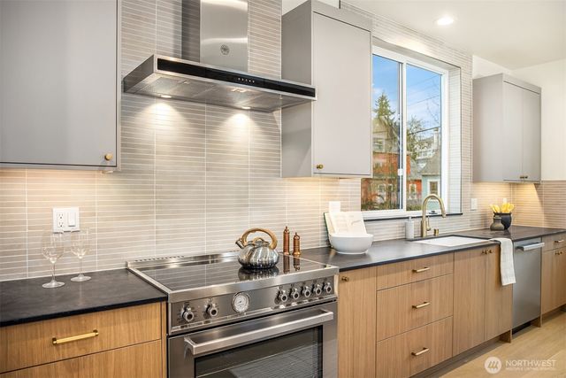 4406 1st Avenue NE, Seattle, WA 98105