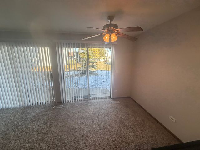 690 GREENFIELD Court B1, Bartlett, IL 60103