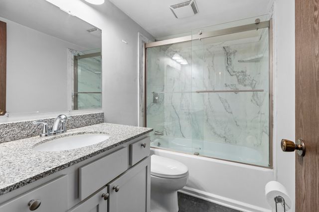 2513 E Lakeshore Drive 7, Crown Point, IN 46307