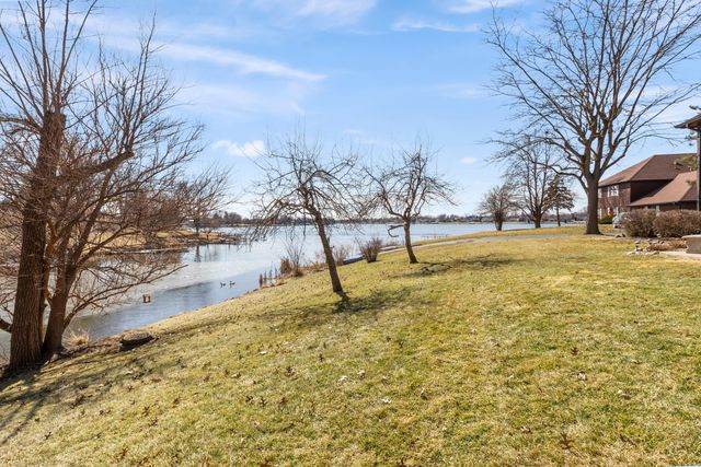 2513 E Lakeshore Drive 7, Crown Point, IN 46307