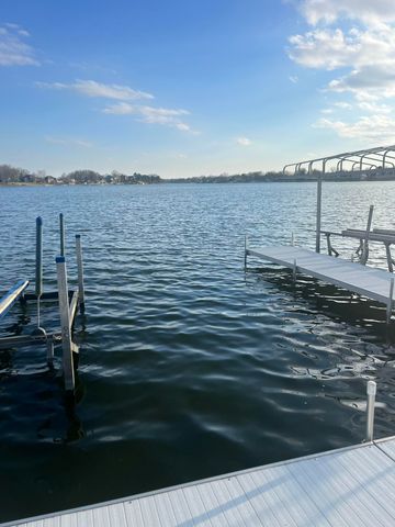 2513 E Lakeshore Drive 7, Crown Point, IN 46307