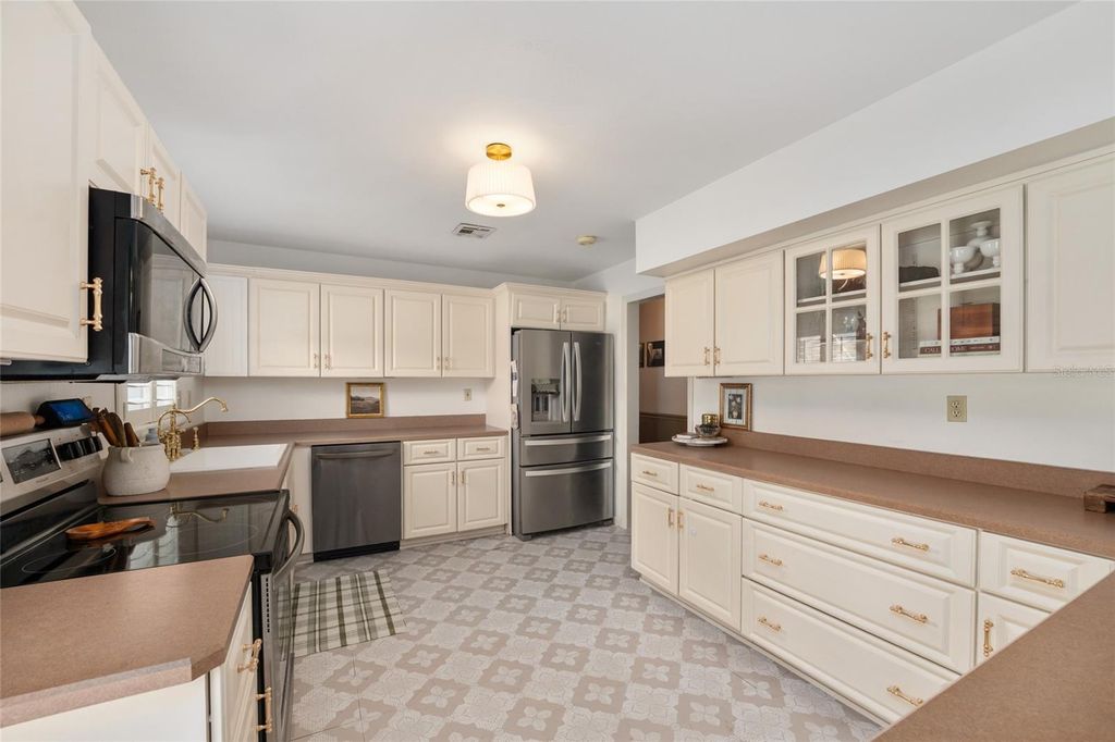 Image 17 of property listing at 2036 SE 8TH STREET, Ocala, FL 34471