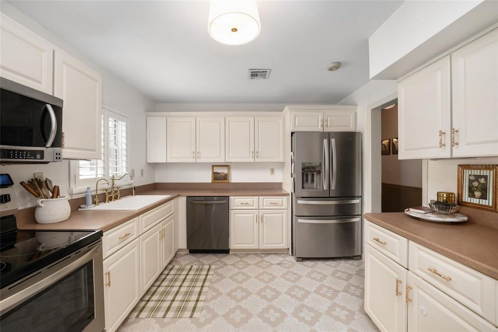 Image 18 of property listing at 2036 SE 8TH STREET, Ocala, FL 34471