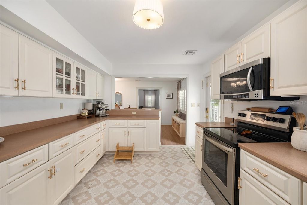 Image 20 of property listing at 2036 SE 8TH STREET, Ocala, FL 34471