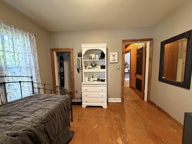 416 W FULTON STREET, Waupaca, WI 54981