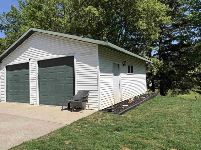 416 W FULTON STREET, Waupaca, WI 54981