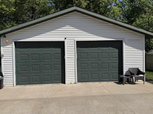 416 W FULTON STREET, Waupaca, WI 54981