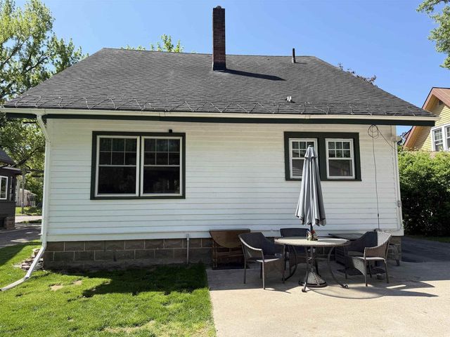 416 W FULTON STREET, Waupaca, WI 54981