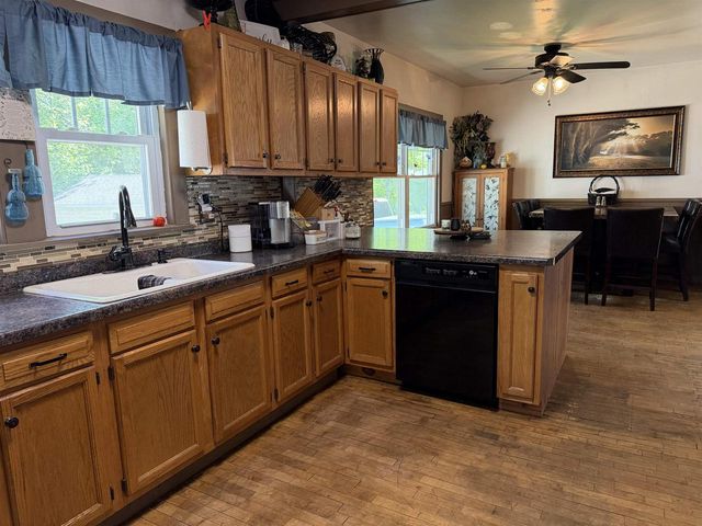 416 W FULTON STREET, Waupaca, WI 54981