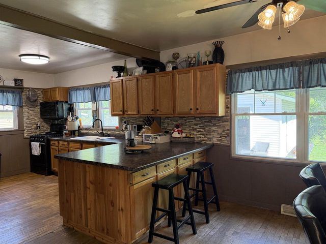416 W FULTON STREET, Waupaca, WI 54981