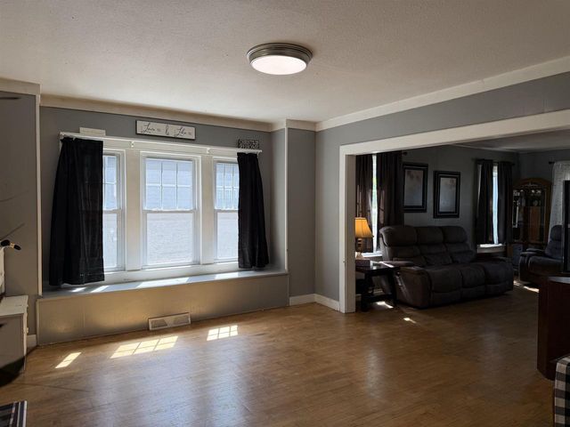 416 W FULTON STREET, Waupaca, WI 54981