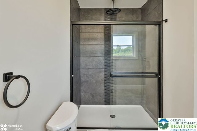 2212 Skyline Drive, Washington Twp, PA 18080
