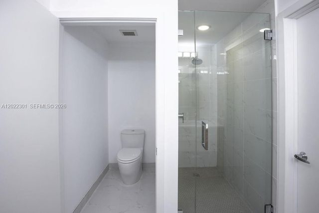 16385 N Biscayne Blvd 403, North Miami Beach, FL 33160