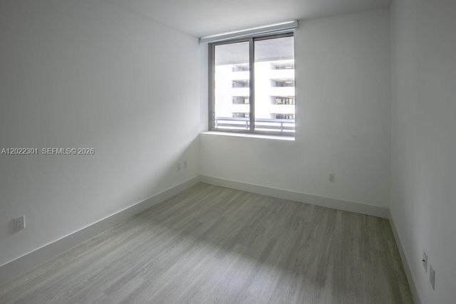 16385 N Biscayne Blvd 403, North Miami Beach, FL 33160