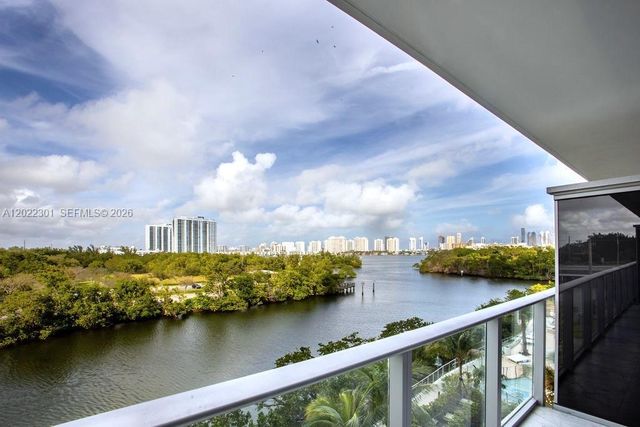 16385 N Biscayne Blvd 403, North Miami Beach, FL 33160
