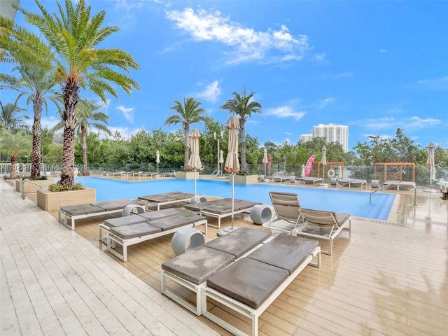 16385 N Biscayne Blvd 403, North Miami Beach, FL 33160