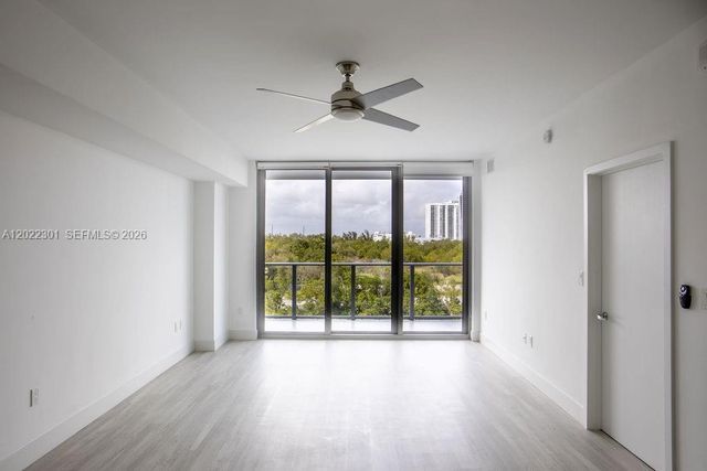 16385 N Biscayne Blvd 403, North Miami Beach, FL 33160