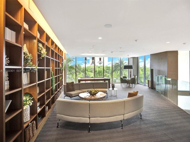 16385 N Biscayne Blvd 403, North Miami Beach, FL 33160