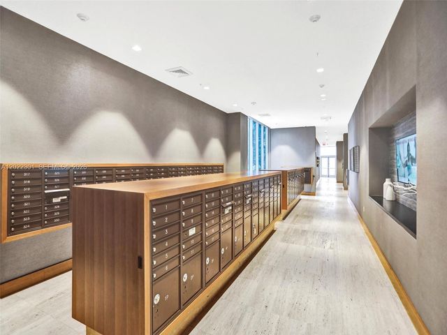 16385 N Biscayne Blvd 403, North Miami Beach, FL 33160