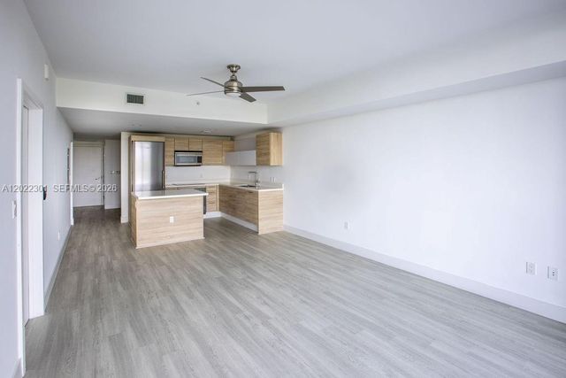 16385 N Biscayne Blvd 403, North Miami Beach, FL 33160