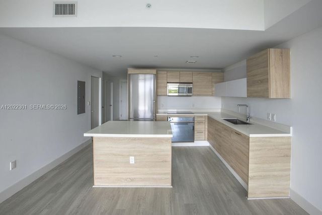 16385 N Biscayne Blvd 403, North Miami Beach, FL 33160
