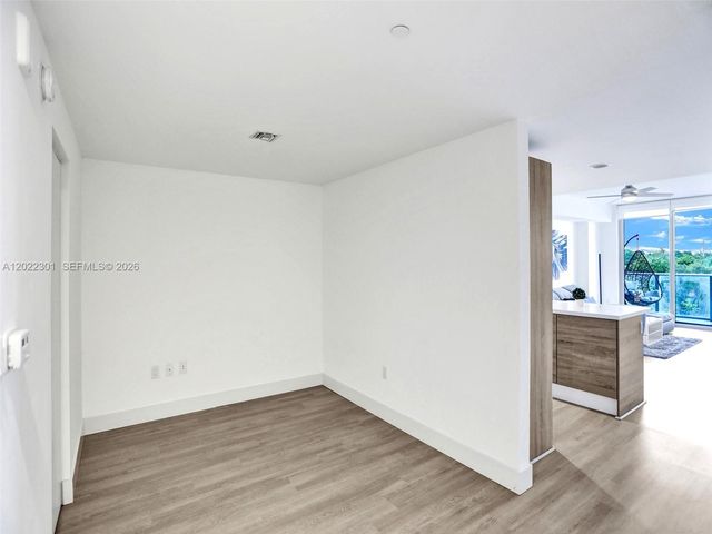 16385 N Biscayne Blvd 403, North Miami Beach, FL 33160