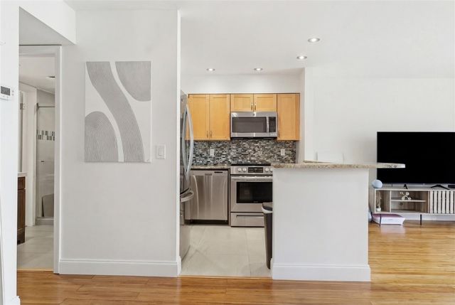 2936 Lake Shore Drive 204, Riviera Beach, FL 33404