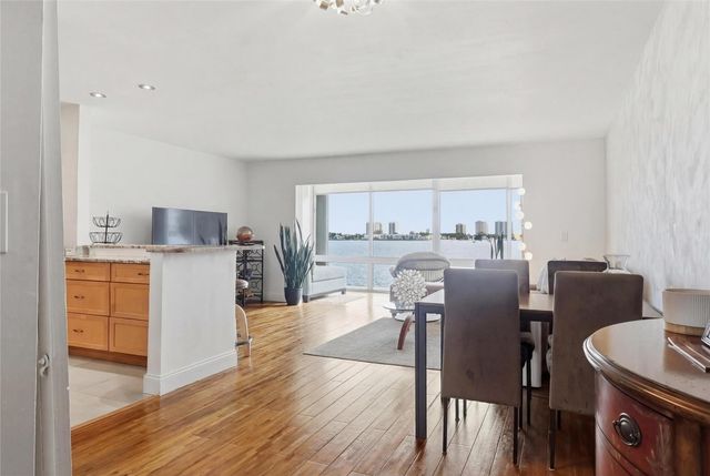 2936 Lake Shore Drive 204, Riviera Beach, FL 33404