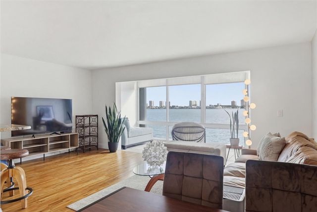 2936 Lake Shore Drive 204, Riviera Beach, FL 33404