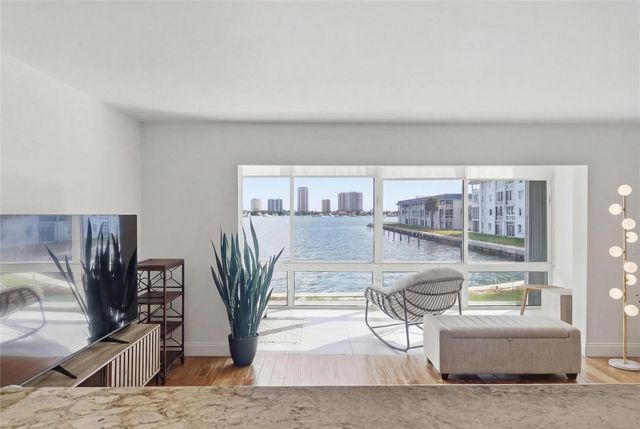 2936 Lake Shore Drive 204, Riviera Beach, FL 33404