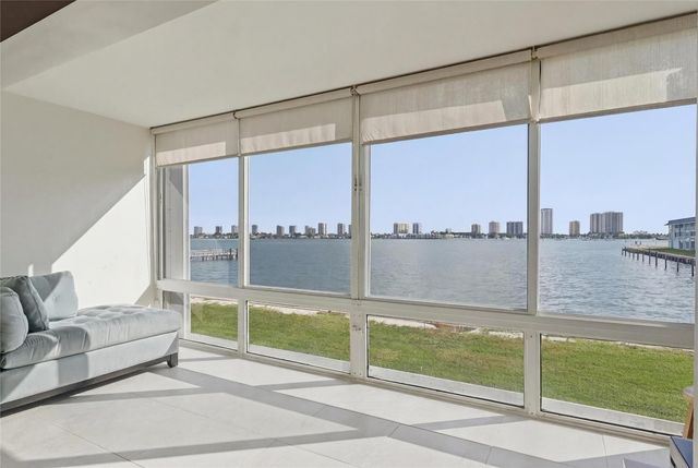 2936 Lake Shore Drive 204, Riviera Beach, FL 33404