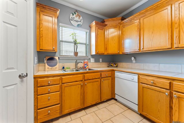 40463 Fox Run Dr, Gonzales, LA 70737