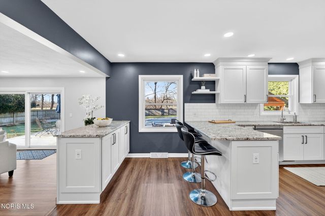 1243 Brownwood Drive, Bowling Green, OH 43402