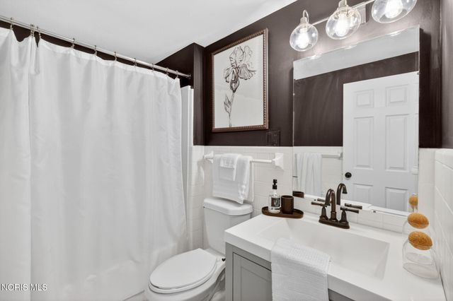 1243 Brownwood Drive, Bowling Green, OH 43402