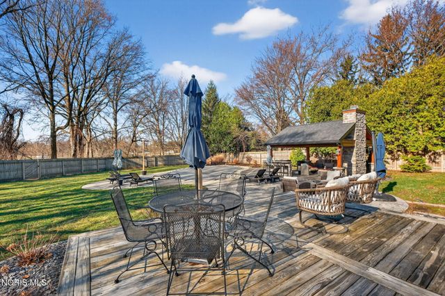 1243 Brownwood Drive, Bowling Green, OH 43402