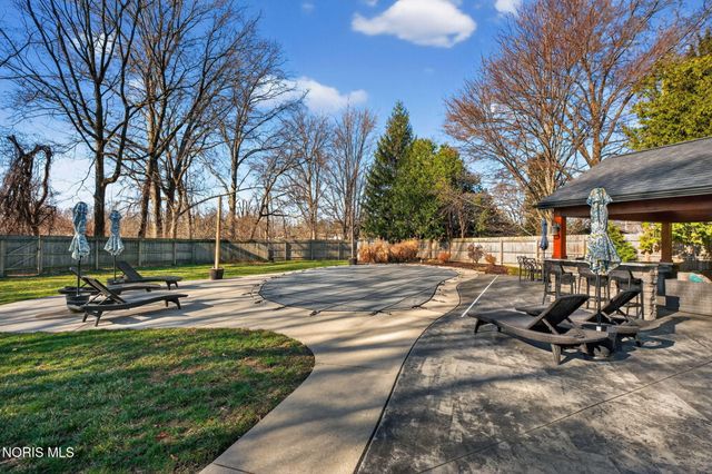 1243 Brownwood Drive, Bowling Green, OH 43402