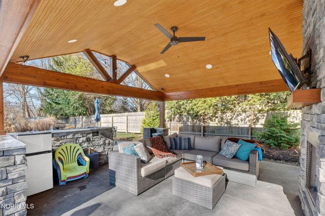 1243 Brownwood Drive, Bowling Green, OH 43402